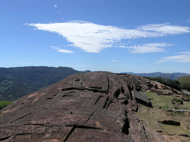 Veduta ampia della roccia scolpita di El Fuerte de Samaipata nelle valli di Santa Cruz.