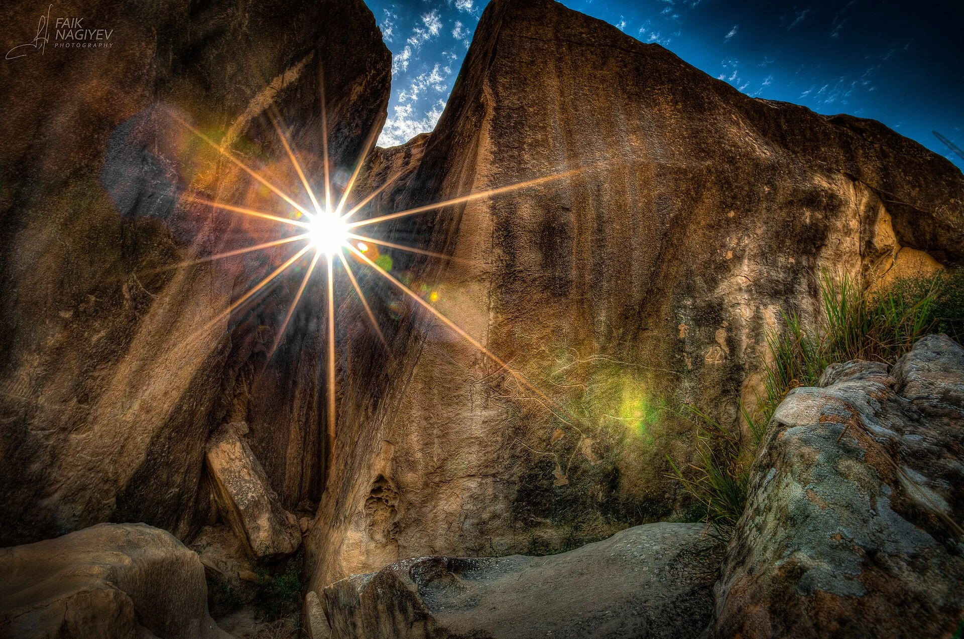 Paesaggio roccioso e semi-arido della riserva di Gobustan.