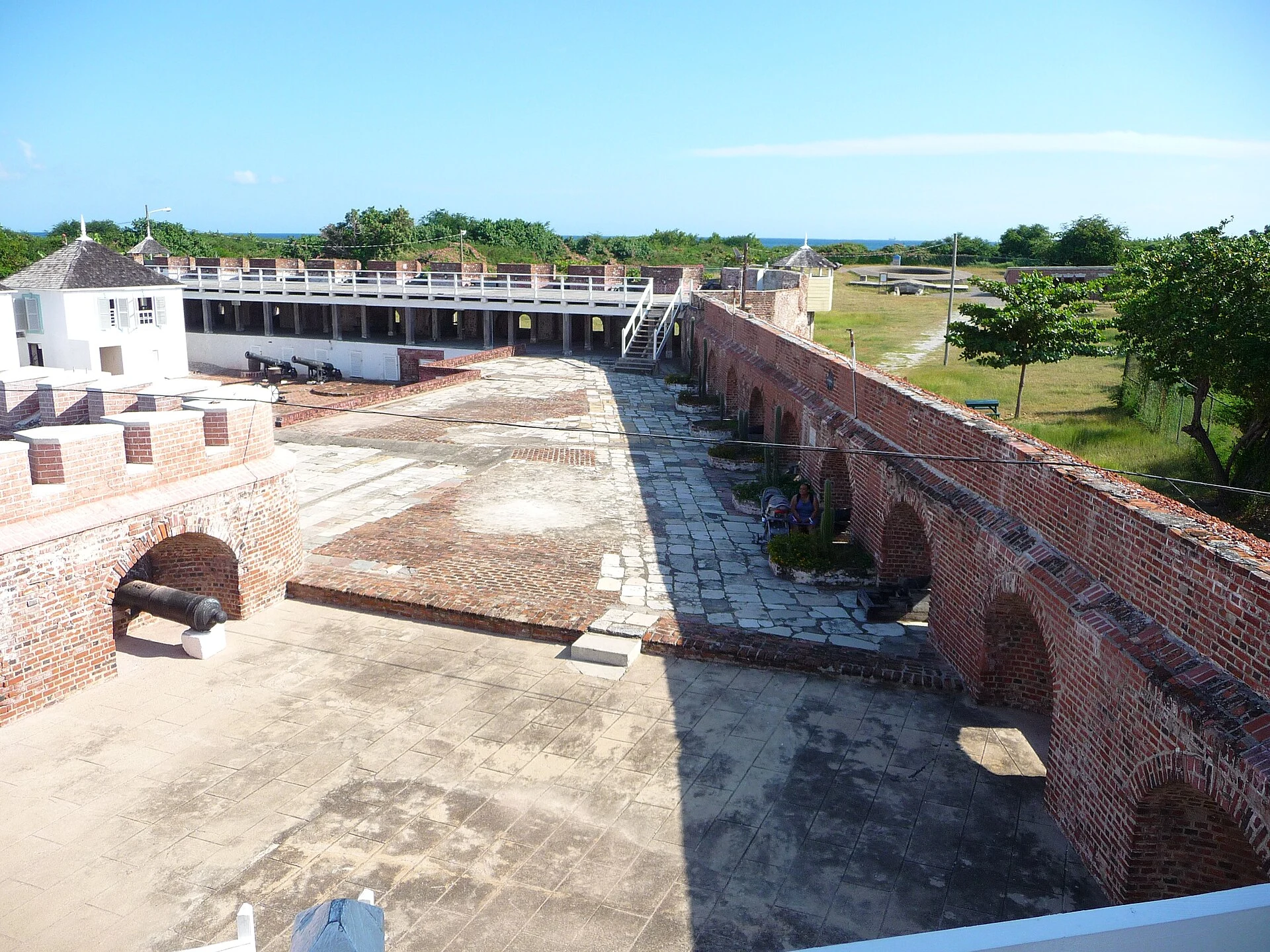 A Giddy House inclinada dentro de Fort Charles, em Port Royal.