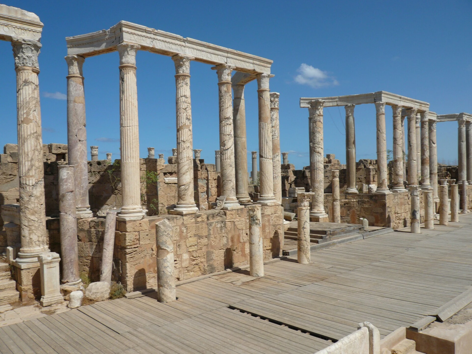 Vista ampla das ruínas arqueológicas de Leptis Magna na costa da Líbia.