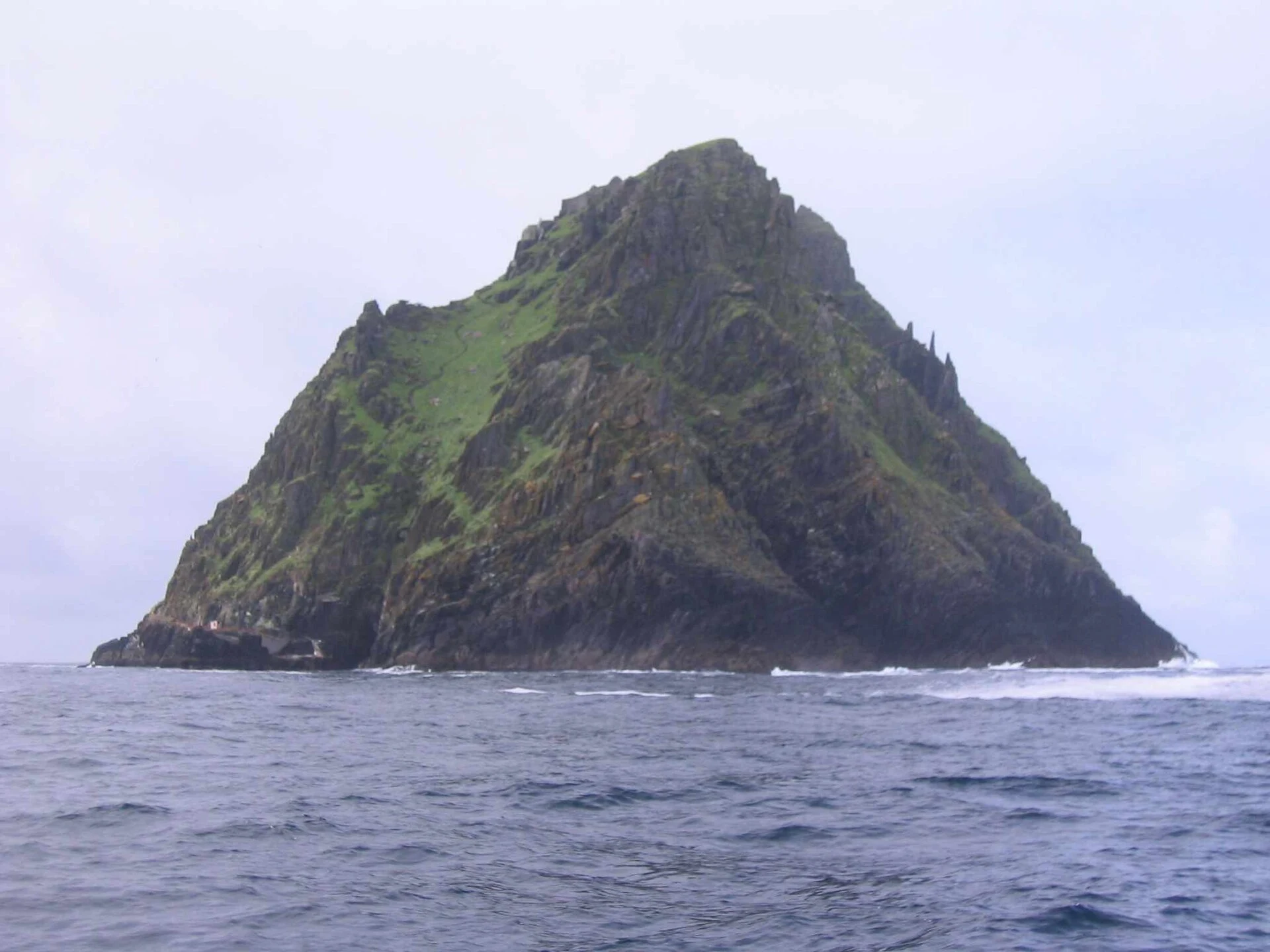 Skellig Michael erhebt sich vor der Küste Kerrys aus dem Atlantik.