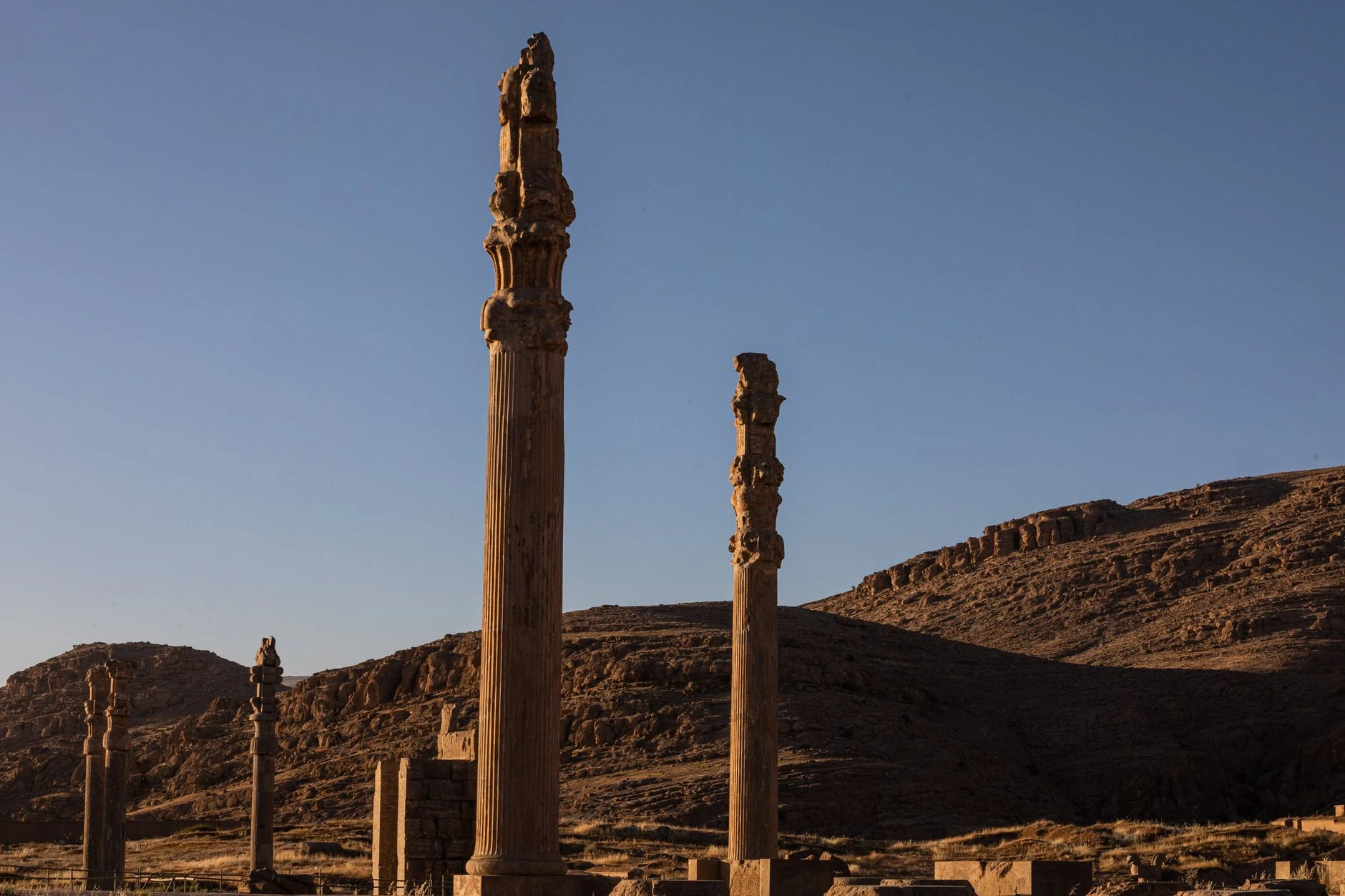 Colonne e resti archeologici di Persepoli accanto al Kuh-e Rahmat.