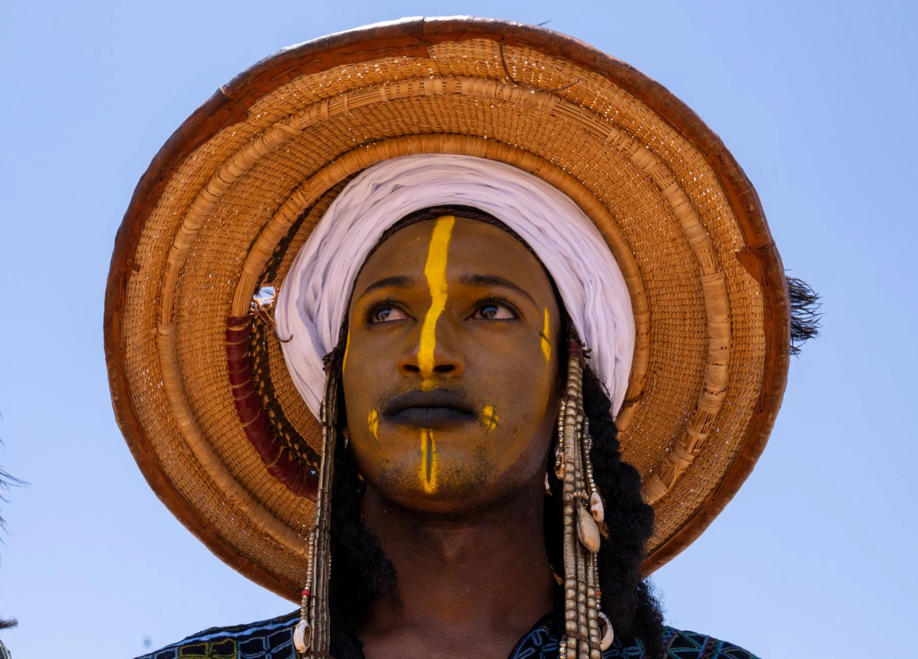 Detalhe de uma porta e paredes de adobe em Agadez.