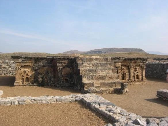 Resti della strada e degli edifici dell’antica città di Sirkap, Taxila.