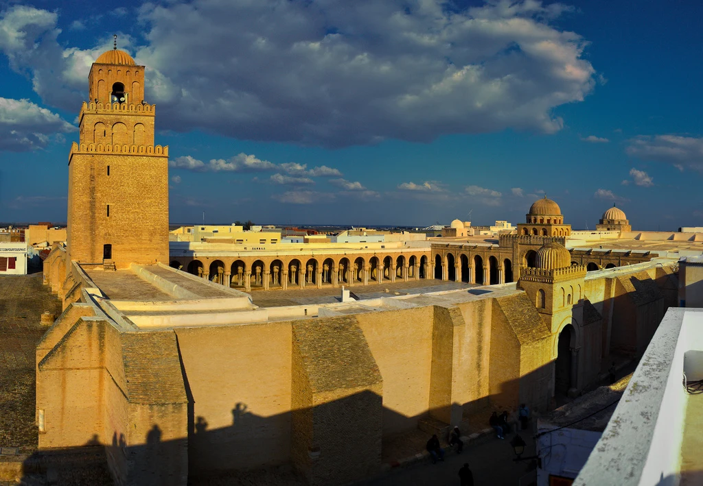 Pátio e minarete da Grande Mesquita de Kairouan