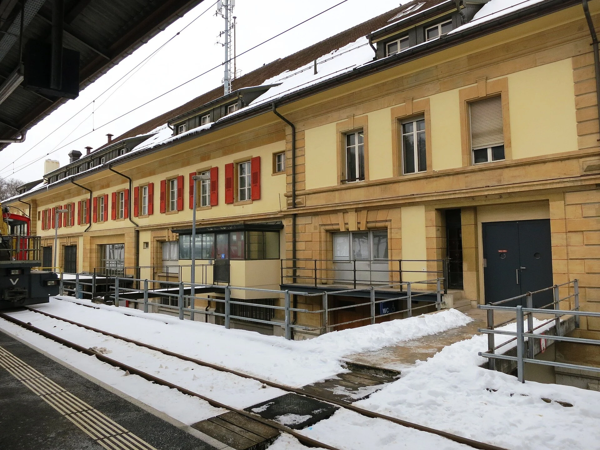 Ruas retas e edifícios de La Chaux-de-Fonds, cidade relojoeira do Jura.