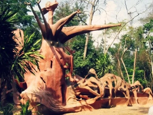Monumentalskulptur, umgeben von Wald im Heiligen Hain von Osun-Osogbo.