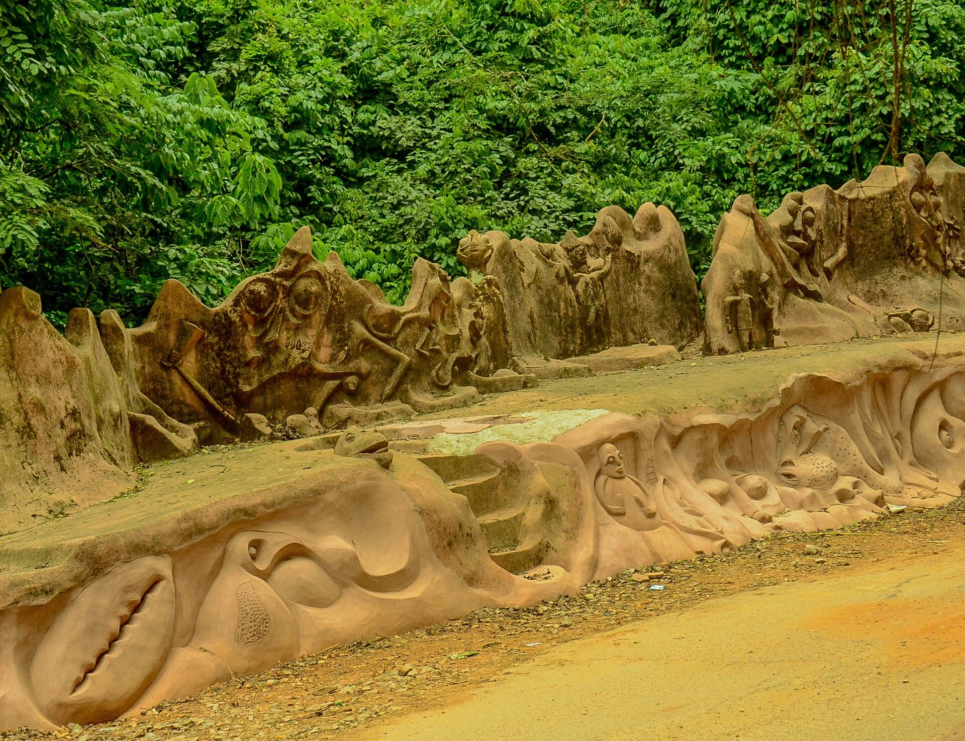 Der Osun-Fluss mit Ufervegetation im Heiligen Hain von Osun-Osogbo.