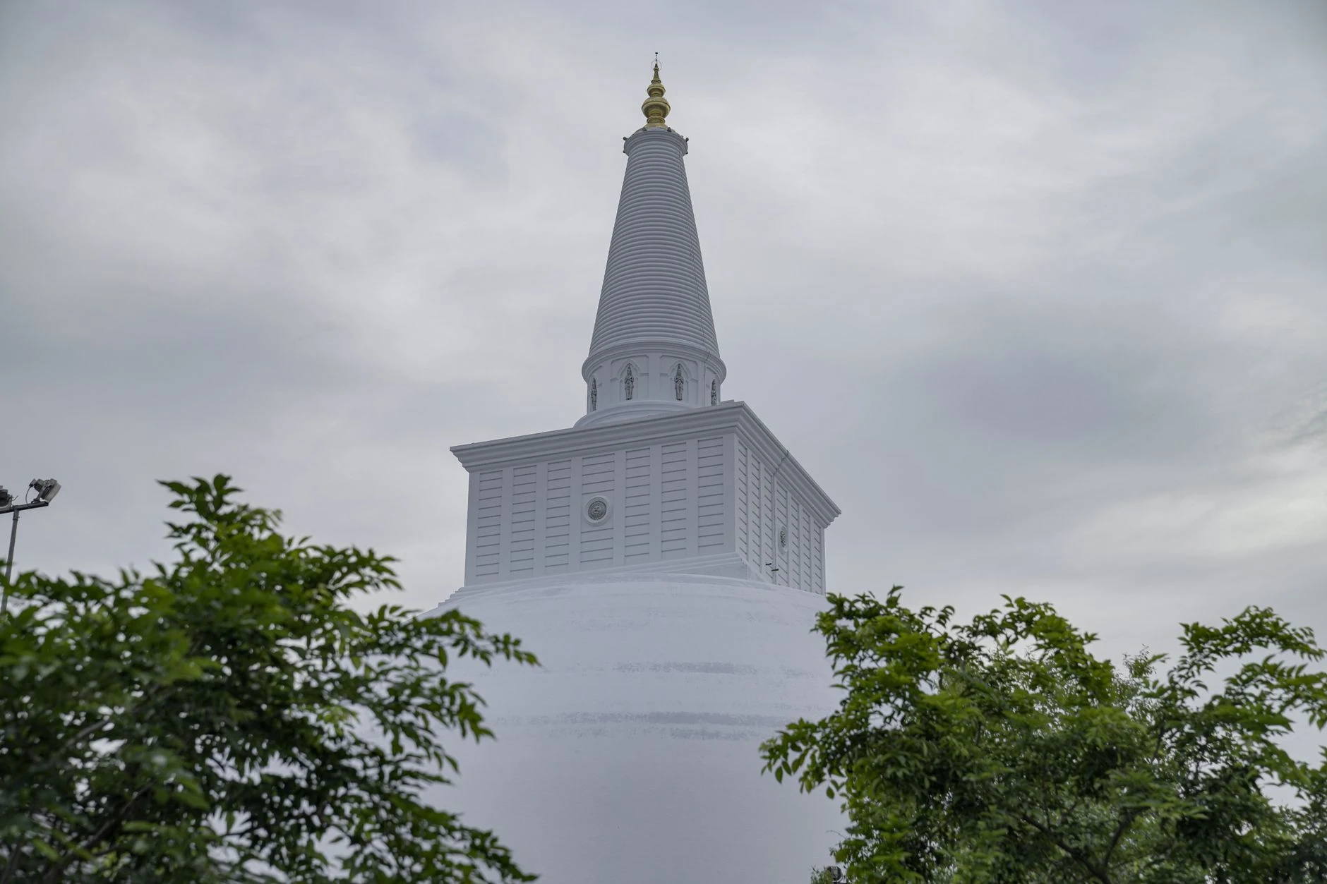 Stupa bianco di Ruwanweliseya ad Anuradhapura nella luce del mattino.