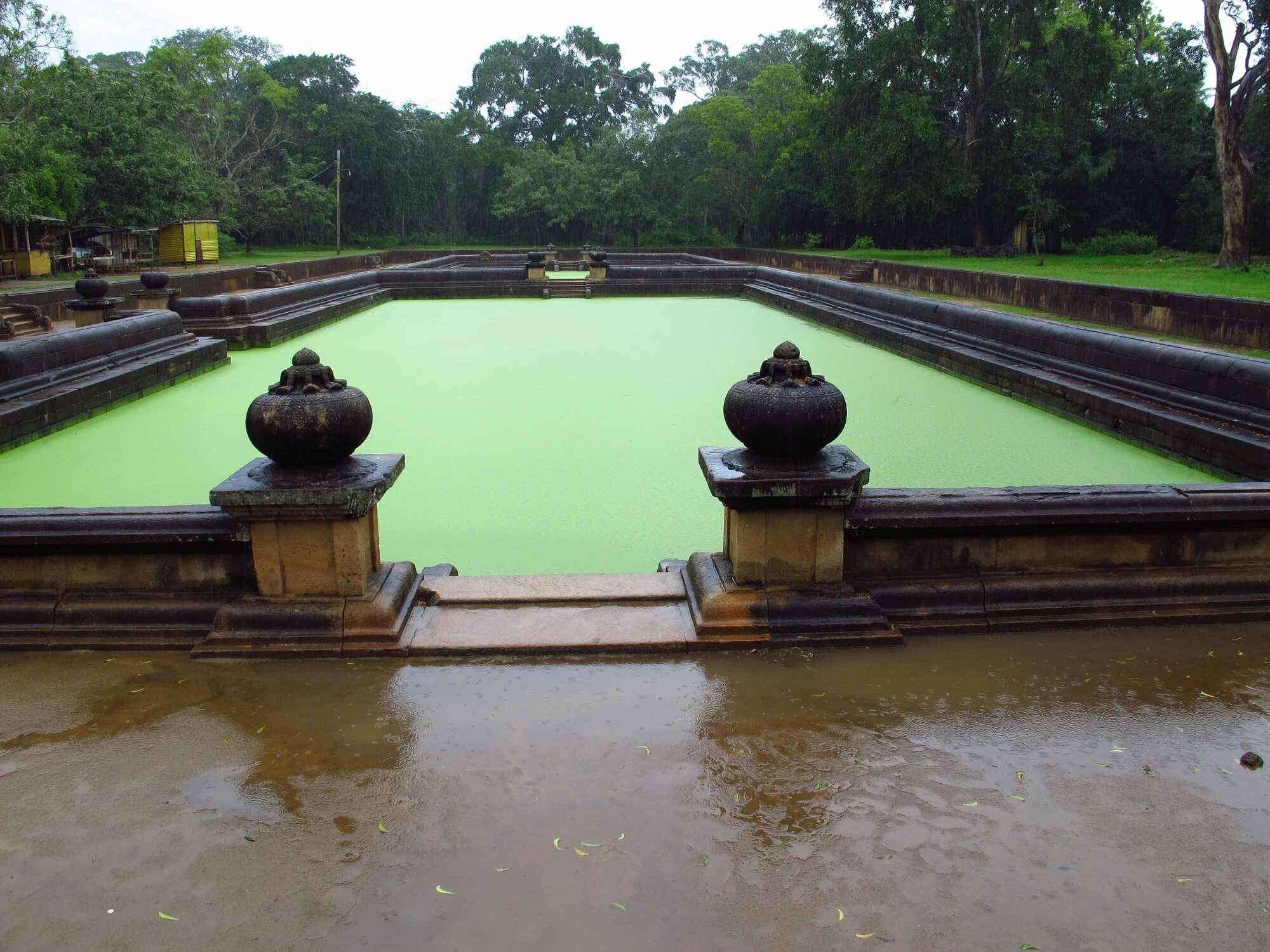 Degraus de pedra e água nos tanques gémeos de Kuttam Pokuna, em Anuradhapura.