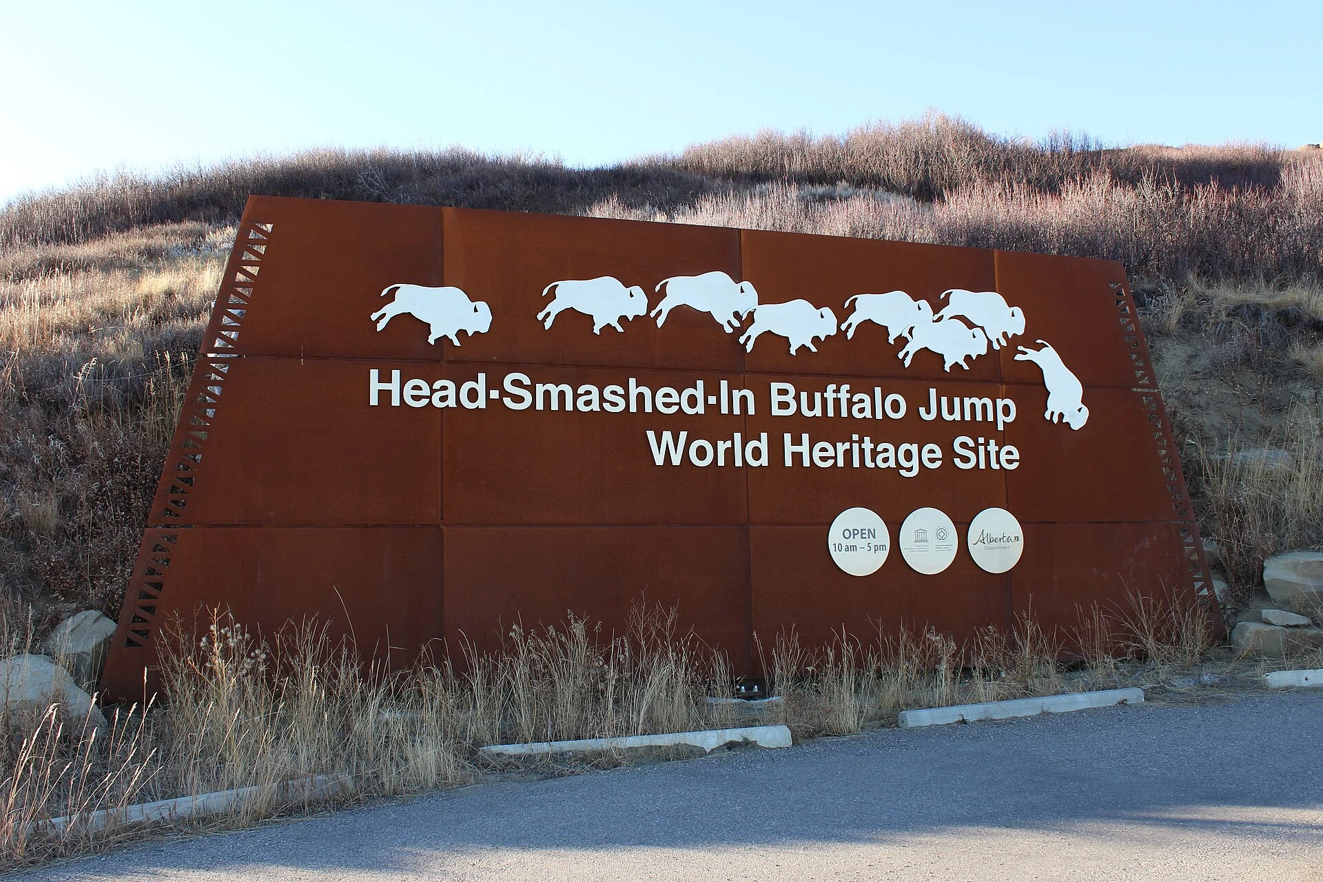 Falaise et prairie ouverte à Head-Smashed-In Buffalo Jump, en Alberta.