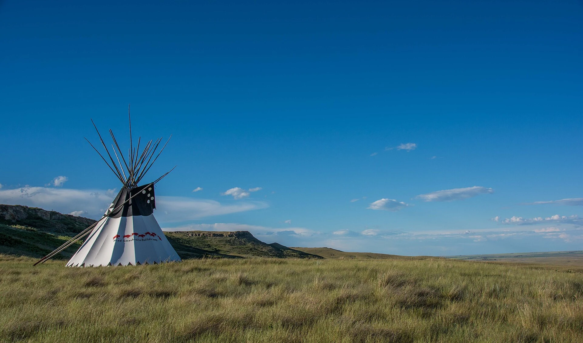 Exterior do centro interpretativo de Head-Smashed-In Buffalo Jump integrado à encosta.