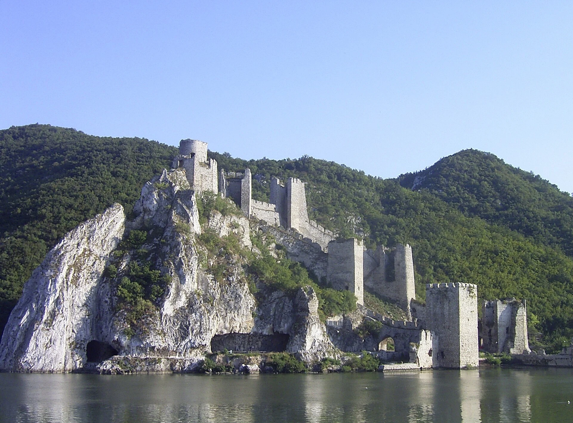 Türme und Mauern der Festung Golubac an der Donau.