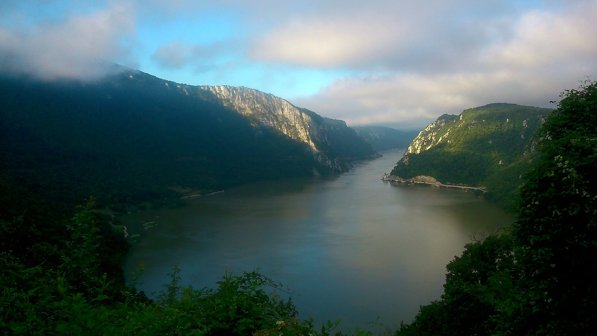 Il Danubio tra pendii boscosi nel Parco nazionale di Đerdap.