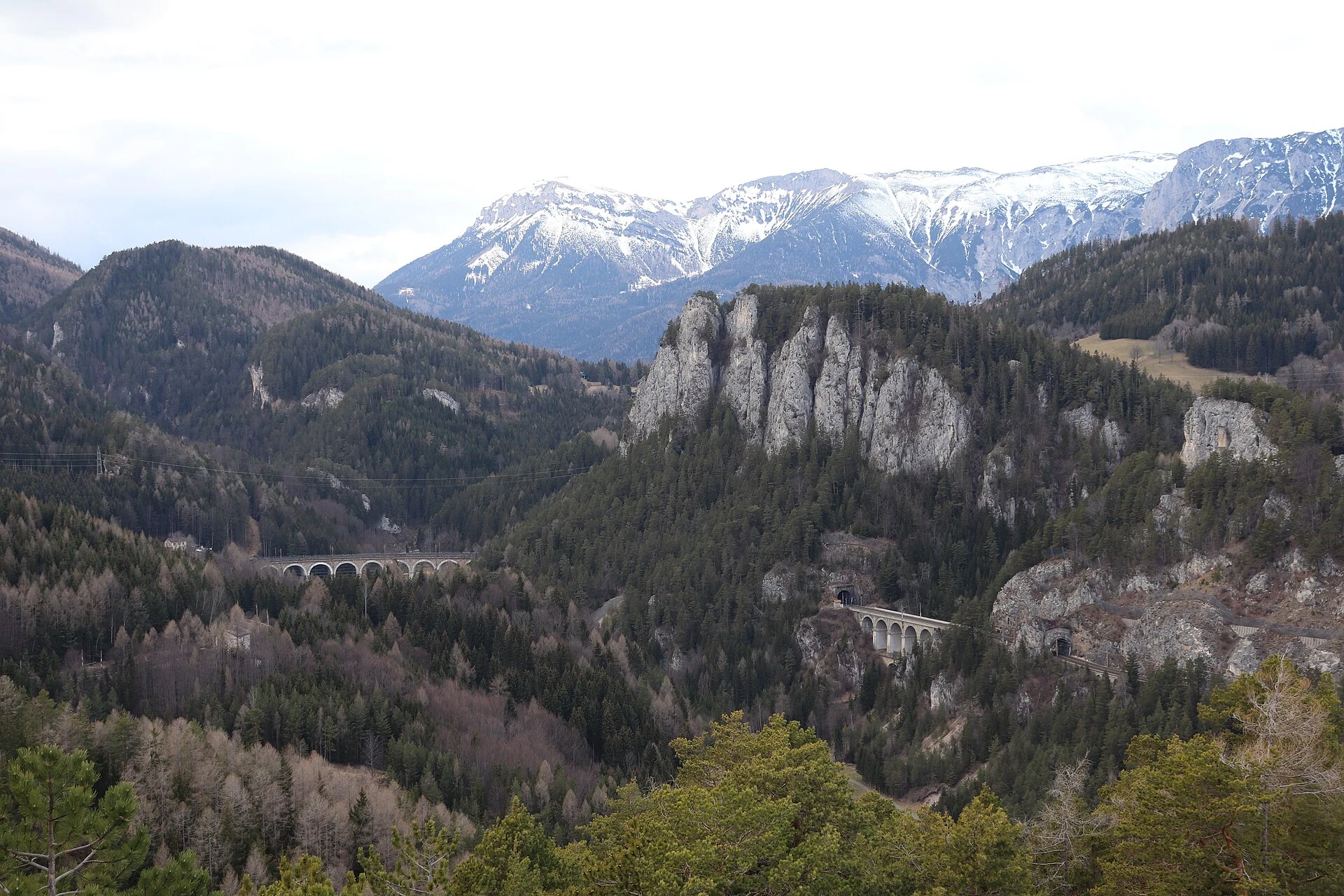 Blick vom Aussichtspunkt 20-Schilling-Blick auf die historische Semmeringbahn.