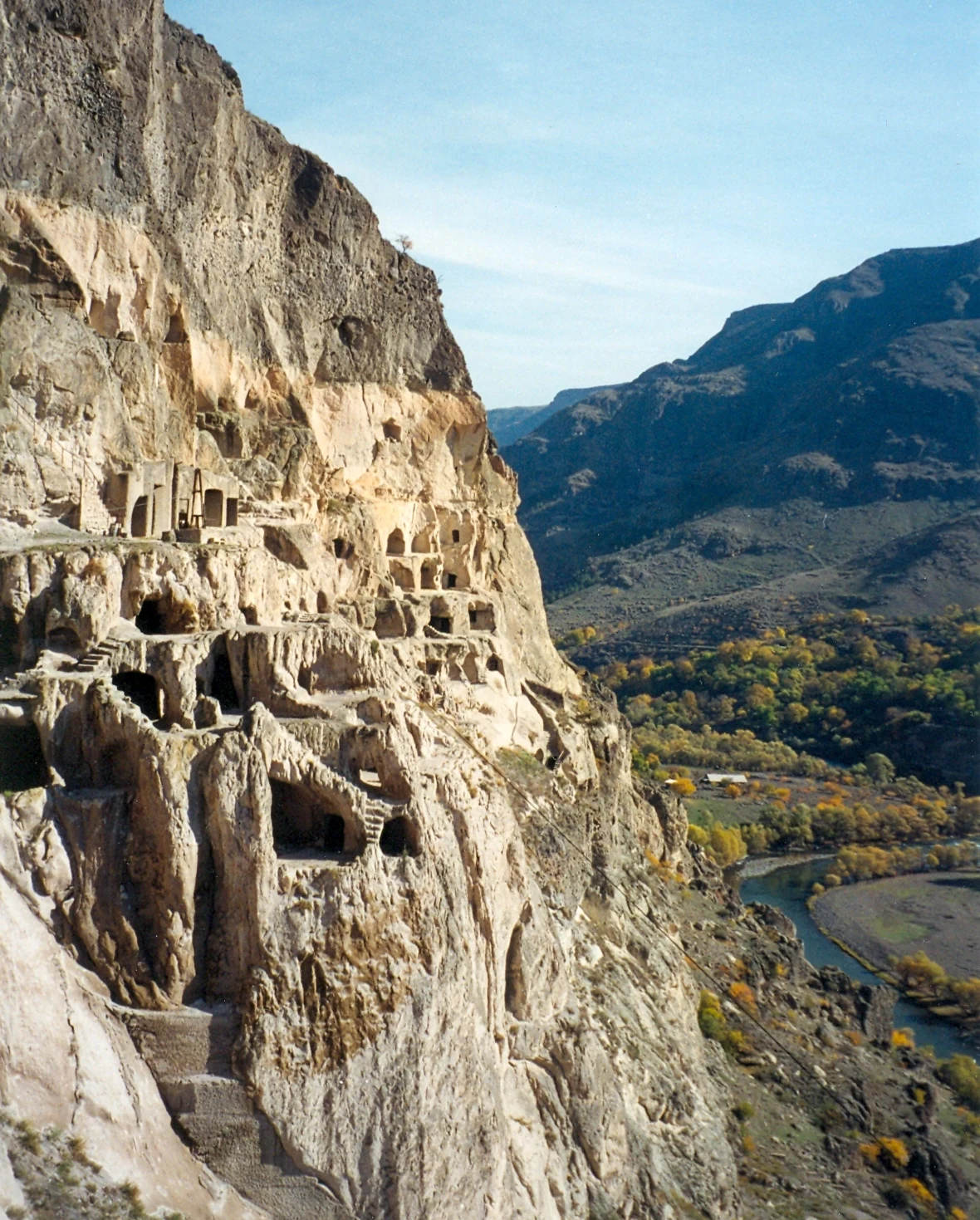 Monastero rupestre di Vardzia scavato nella falesia sopra la valle del Mtkvari.