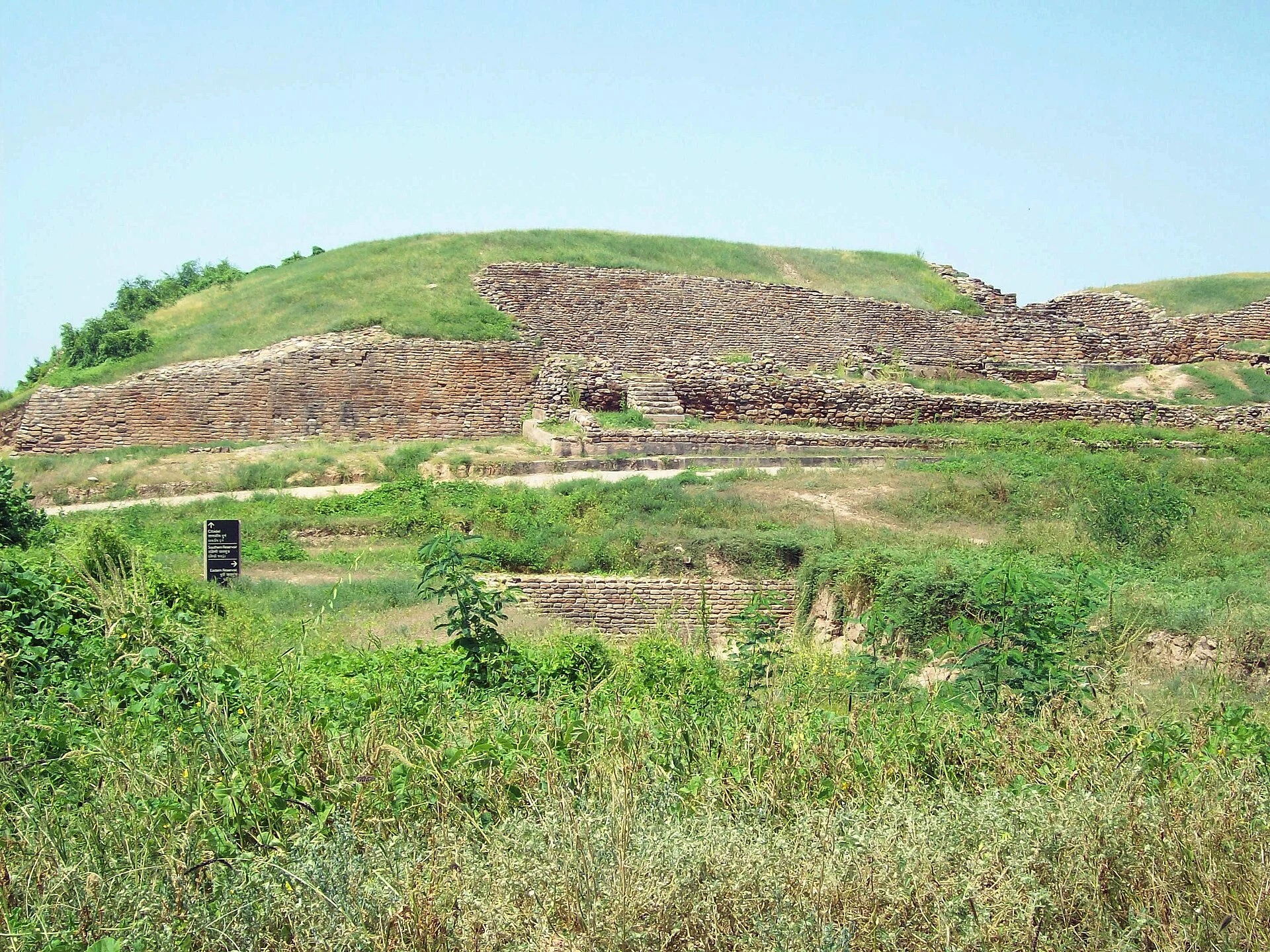 Bacino in pietra nel sito archeologico di Dholavira, in Gujarat.