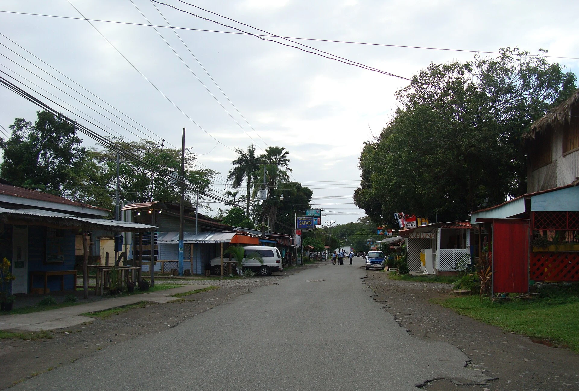 Cena urbana de Cahuita que situa o parque no seu contexto comunitário caribenho.