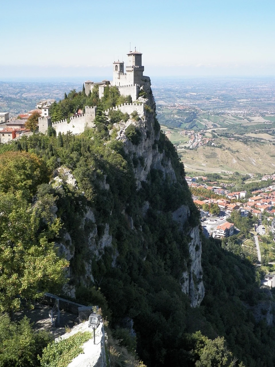 Matériel de préparation de voyage en italien et en euros.