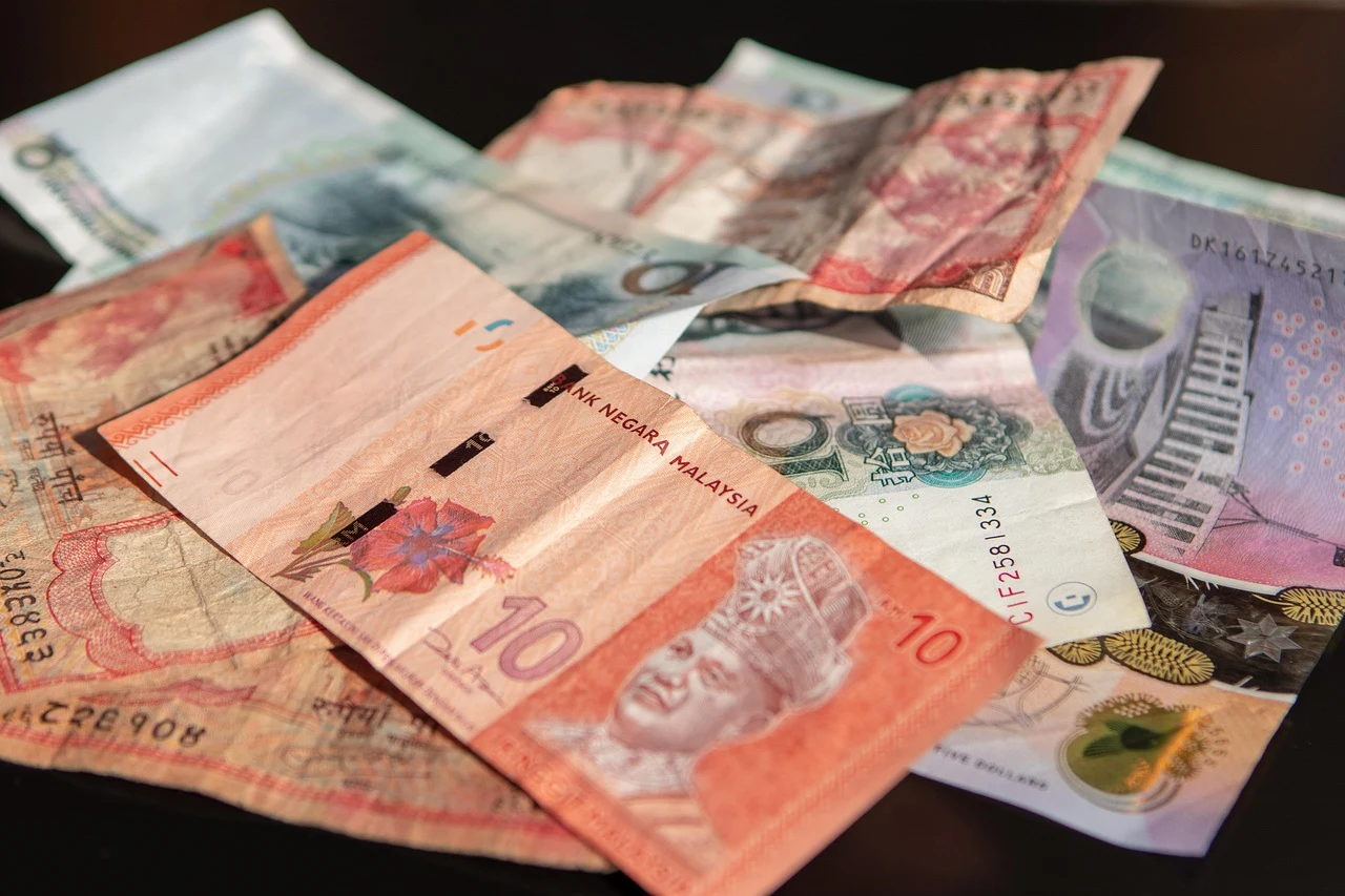 Malaysische Ringgit-Scheine und Münzen als Währungsreferenz.