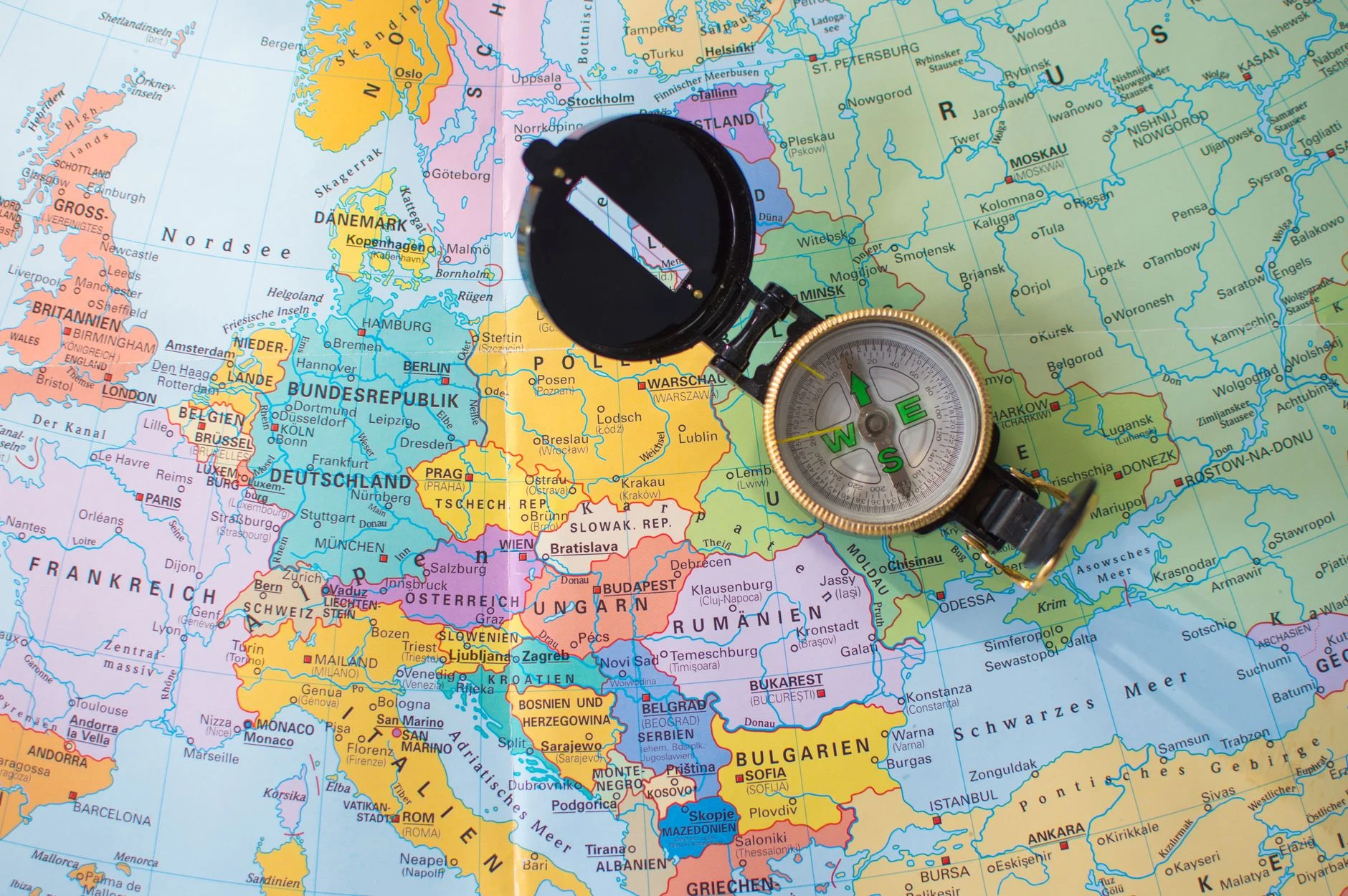 Mappa e taccuino per preparare un viaggio.