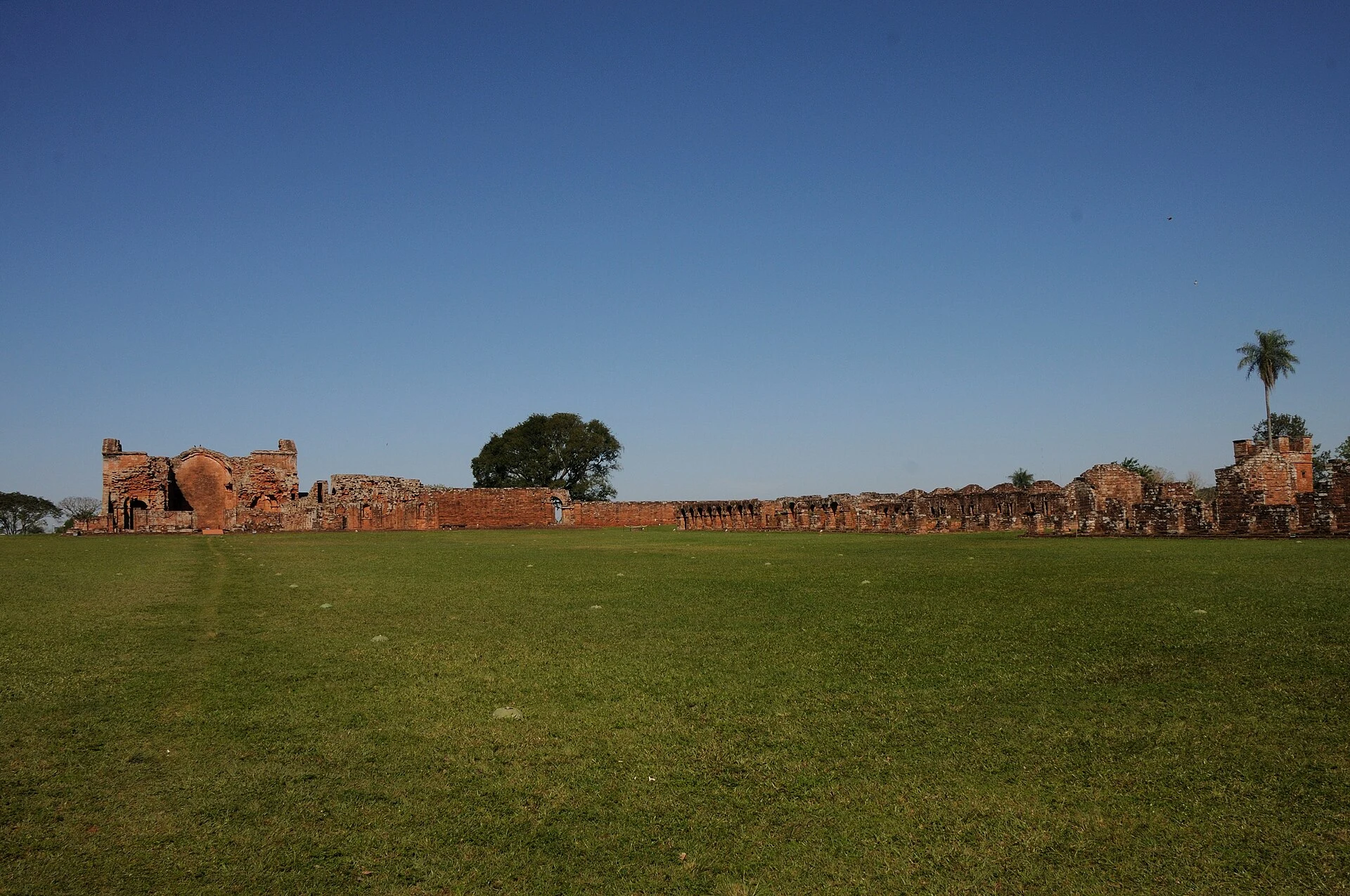 Praça e galerias de pedra da Missão Jesuítica de Santísima Trinidad del Paraná.