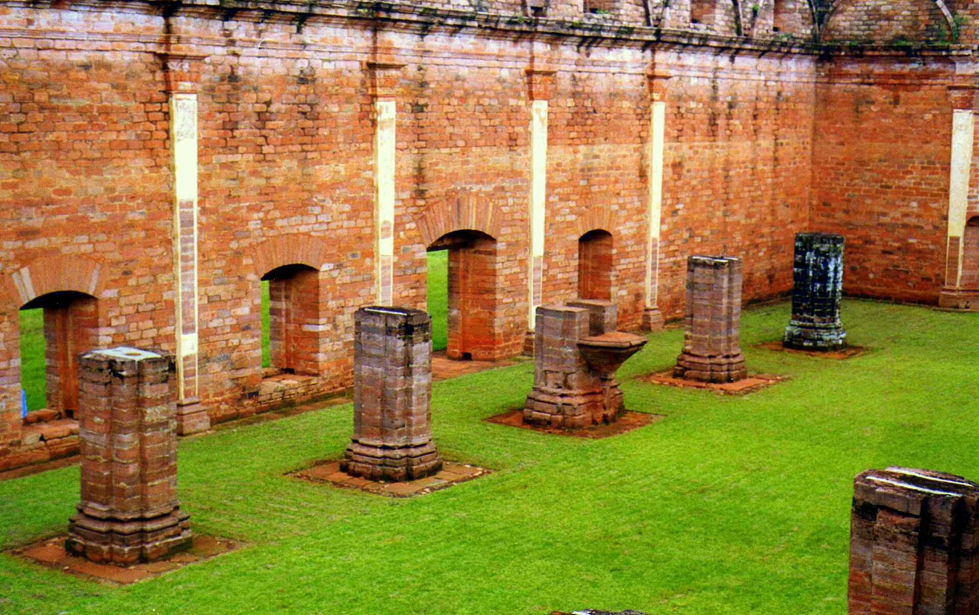 Arcos trilobados da igreja inacabada de Jesús de Tavarangue.