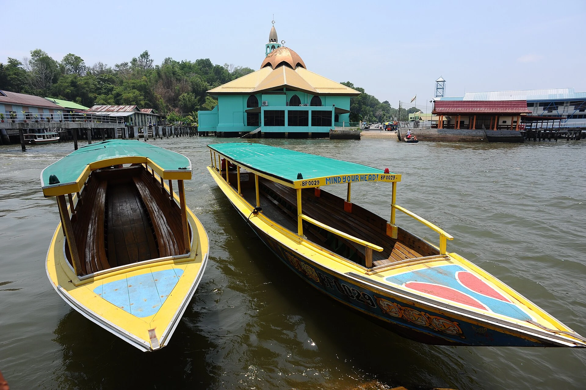 Táxi aquático junto aos atracadouros de Kampong Ayer.