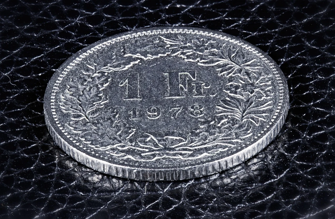 Billets en francs suisses illustrant la monnaie indiquée pour le Liechtenstein.