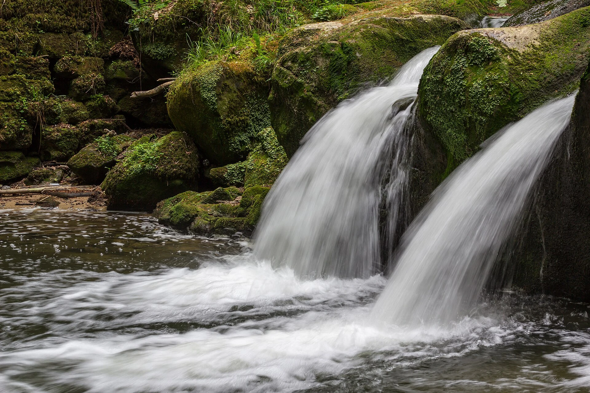 Schiessentümpel-Wasserfall zwischen Felsen und Wald im Müllerthal, Luxemburg.