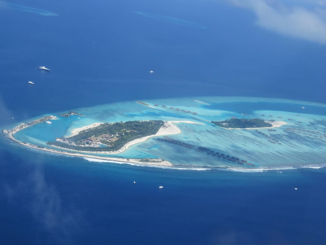 Immagine aerea di contesto di acque basse e piccole isole.