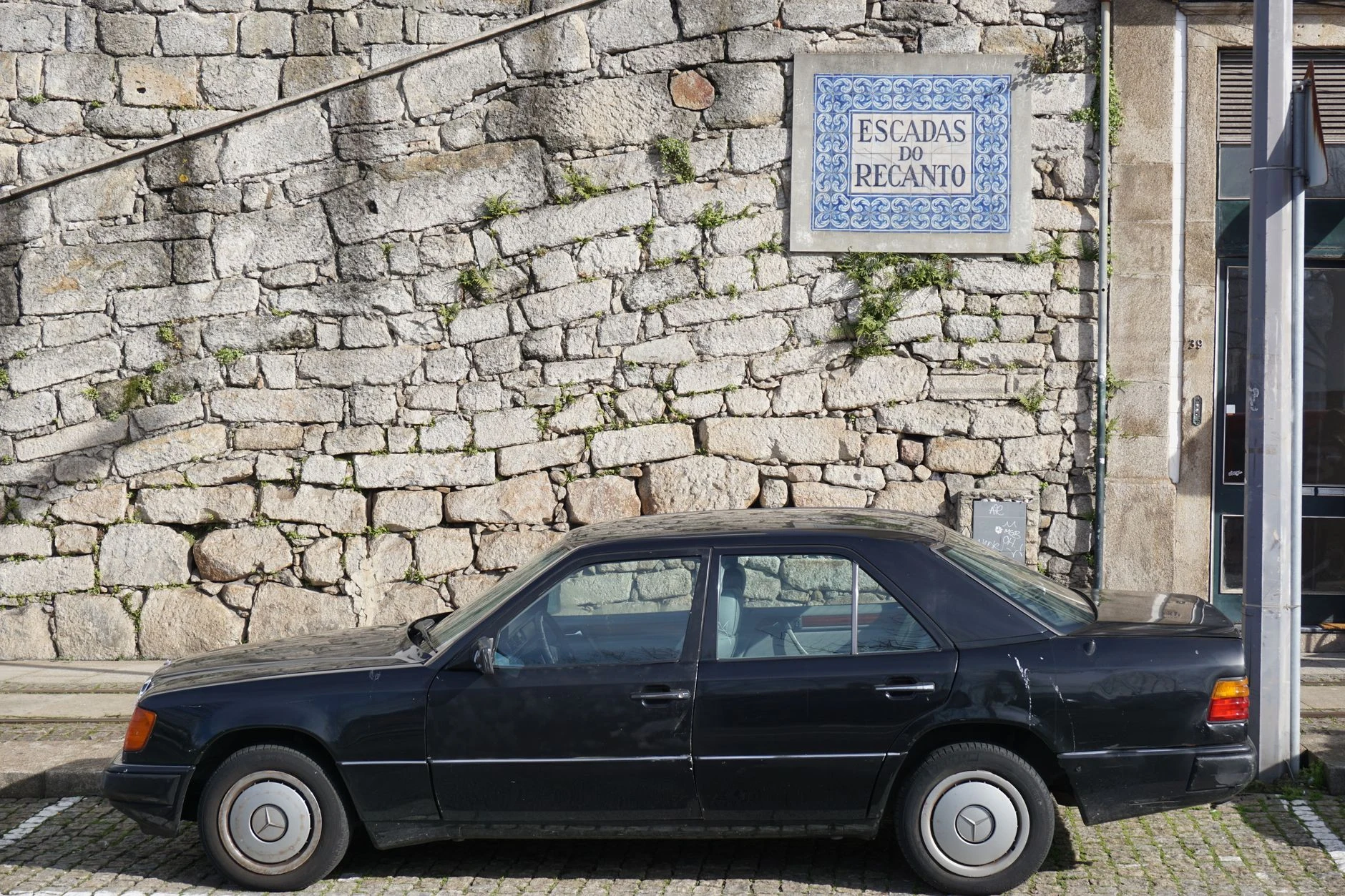 Panneau public en portugais dans une rue au Portugal.