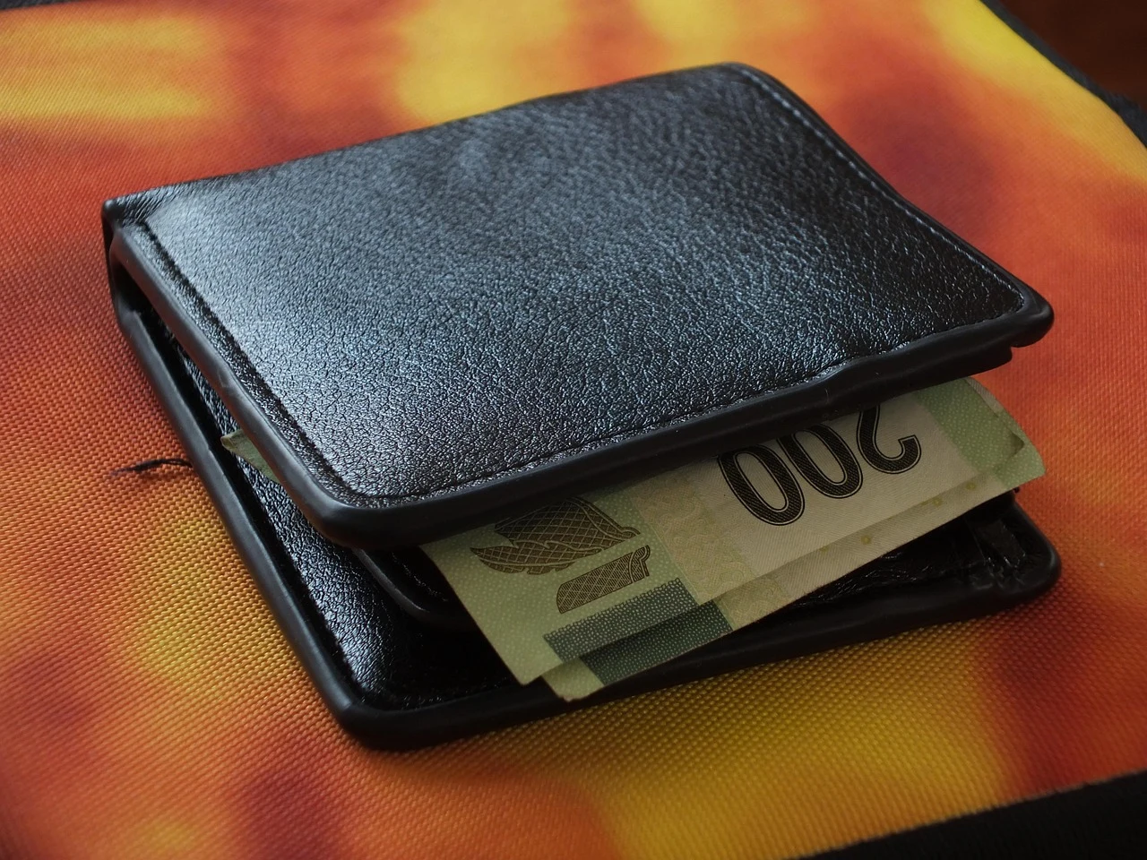 Reisebudget mit Geldbörse und Taschenrechner, Kontextbild.