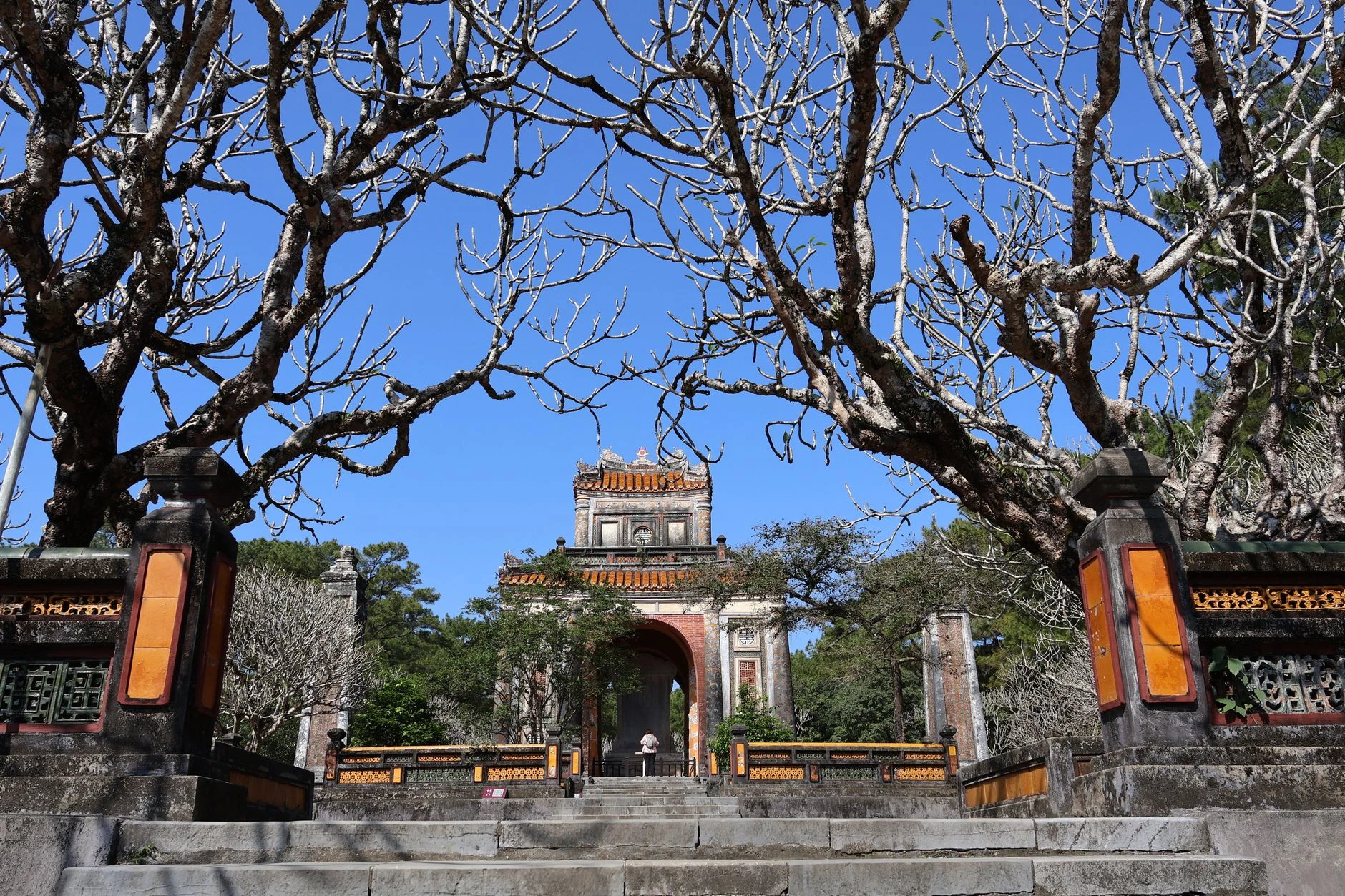 Entrada do túmulo de Minh Mạng em Huế, Vietname.