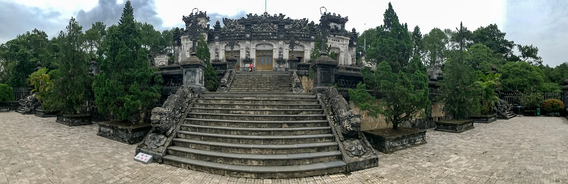 Mosaicos e escadaria do túmulo de Khải Định em Huế