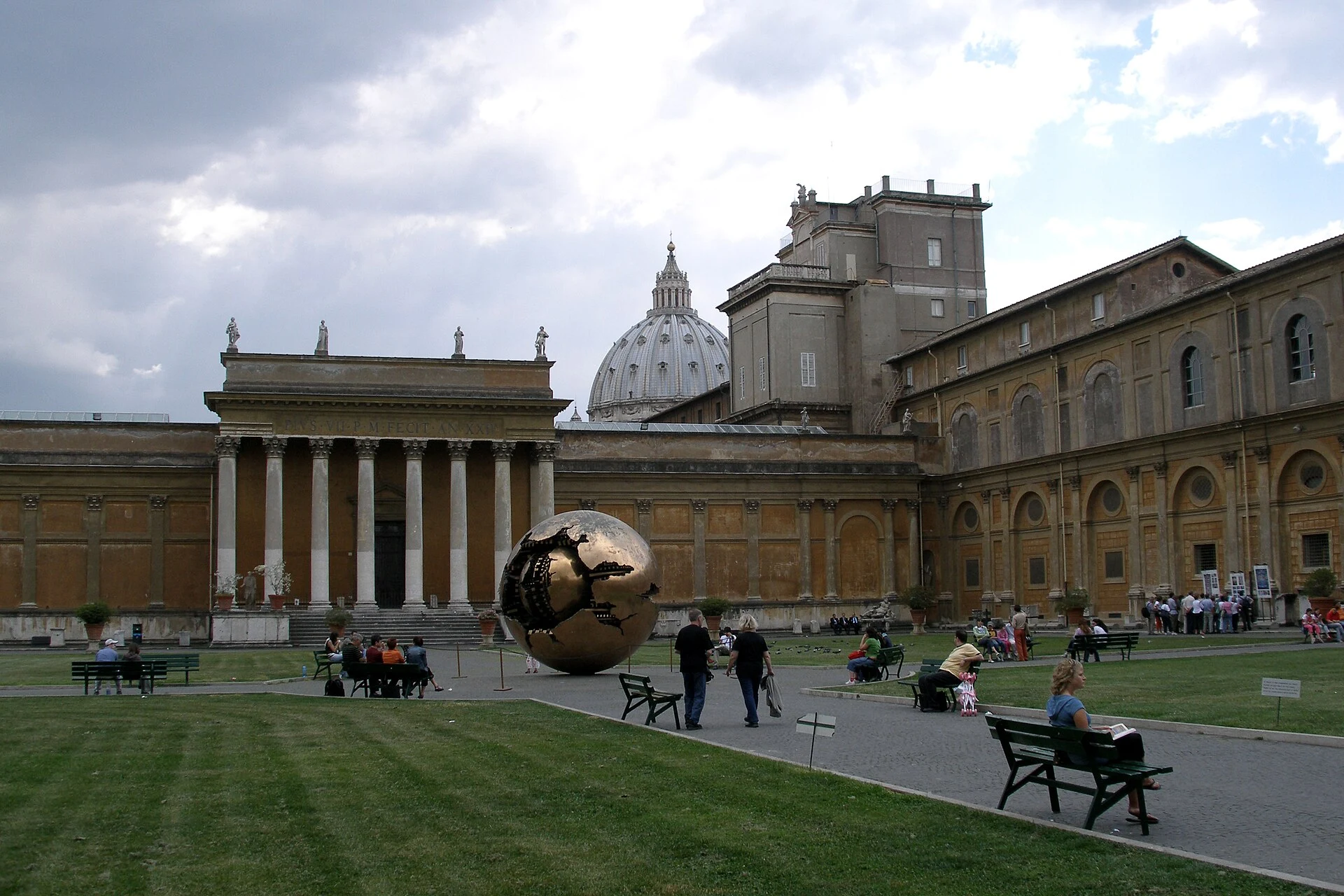 Caminho formal entre sebes e pavilhões nos Jardins Vaticanos.