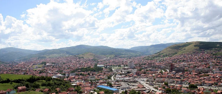 Strada del quartiere commerciale storico di Novi Pazar.
