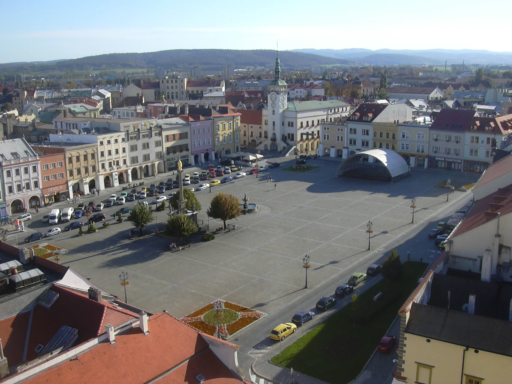 Galeria com arcadas e canteiros geométricos no Jardim das Flores de Kroměříž