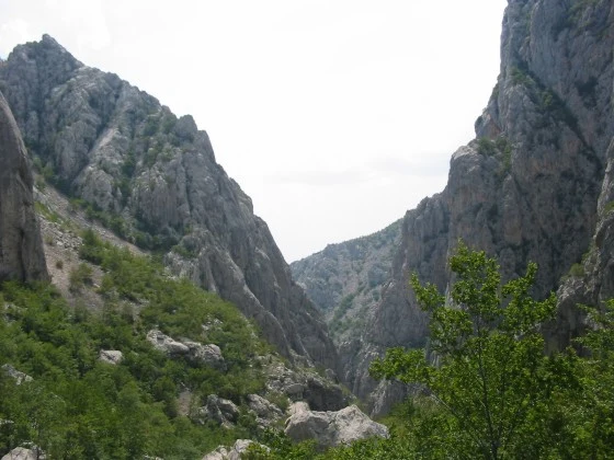 Wanderweg zwischen Kalksteinwänden in der Schlucht Velika Paklenica im Nationalpark Paklenica.