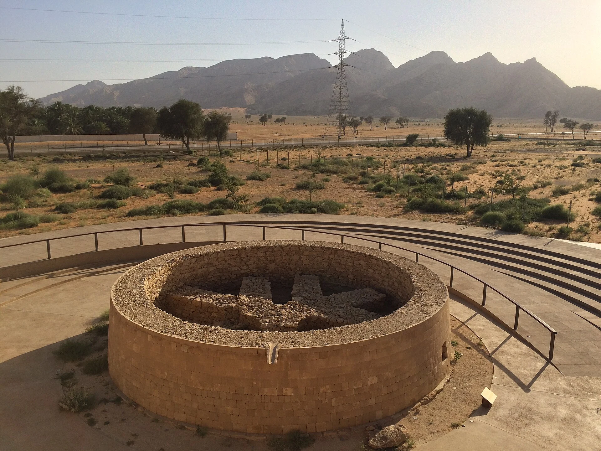 Túmulo circular de Umm an-Nar na paisagem arqueológica de Mleiha.