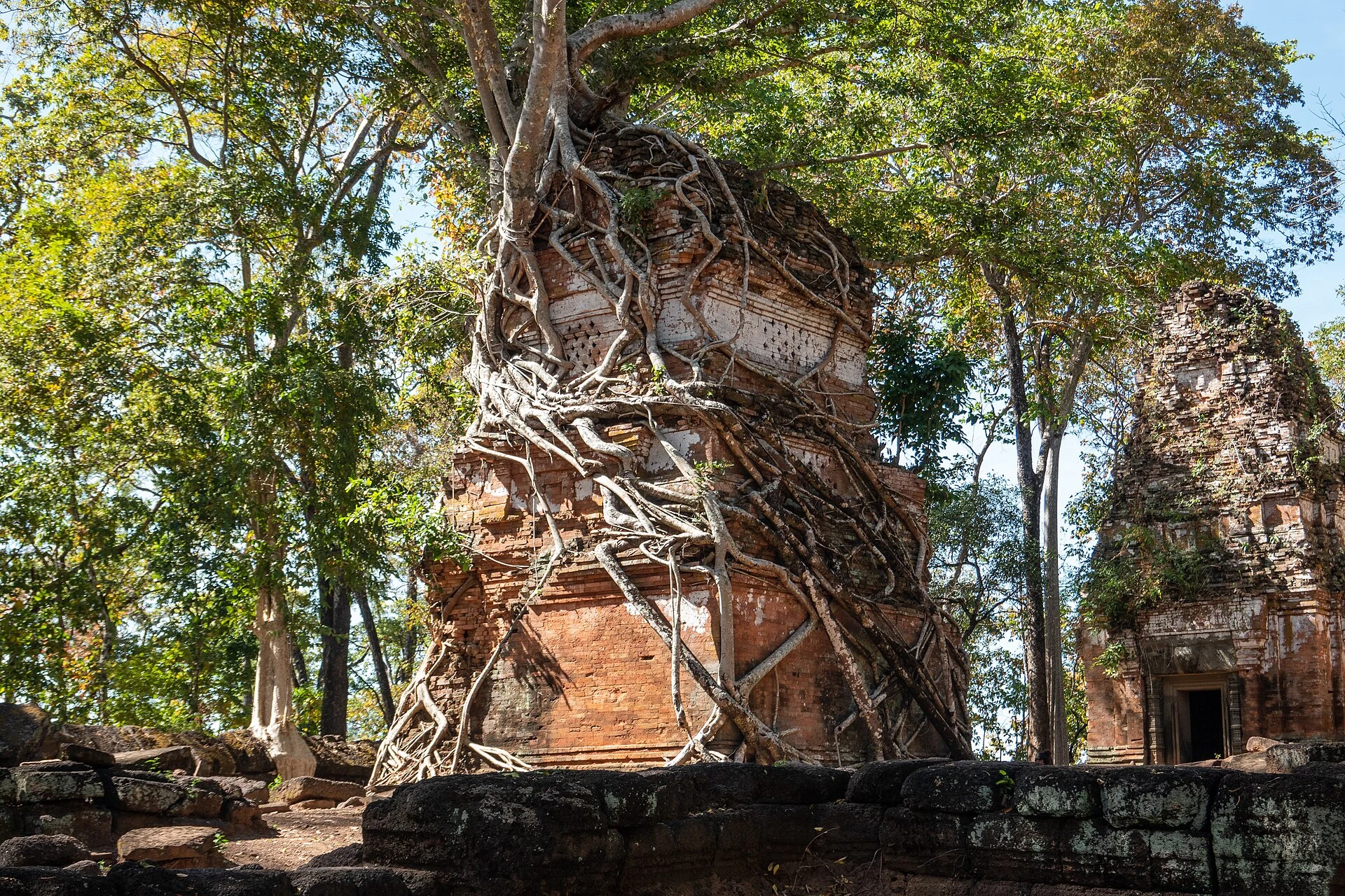 Torres de tijolo de Prasat Pram no sítio arqueológico de Koh Ker.