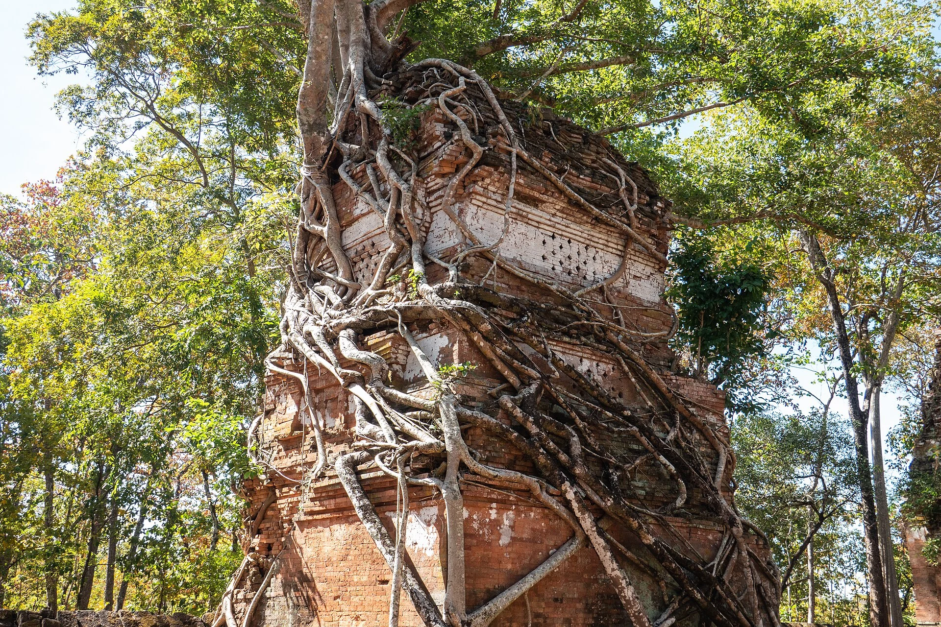 Vista elevada do reservatório Rahal e do complexo de Prasat Thom em Koh Ker.