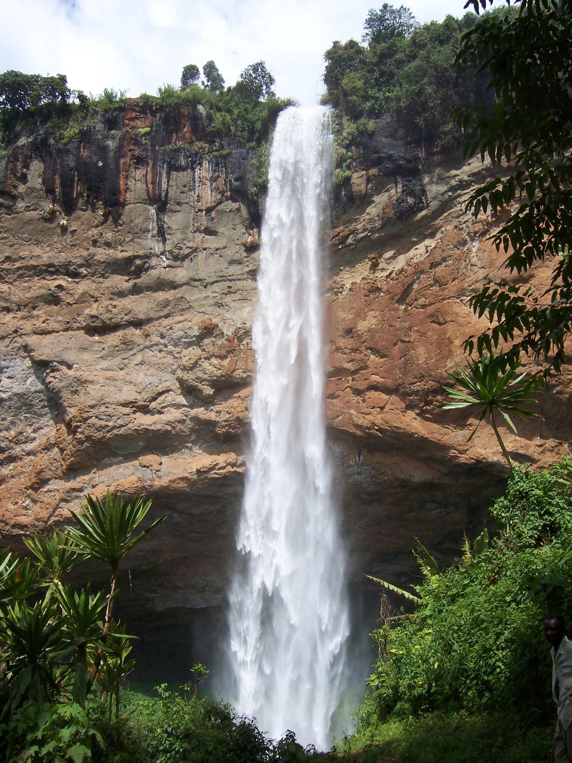 Wasserfall zwischen Basaltklippen an den Sipi Falls in Uganda.