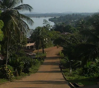 Costa atlântica e promontório de Robertsport, Libéria.