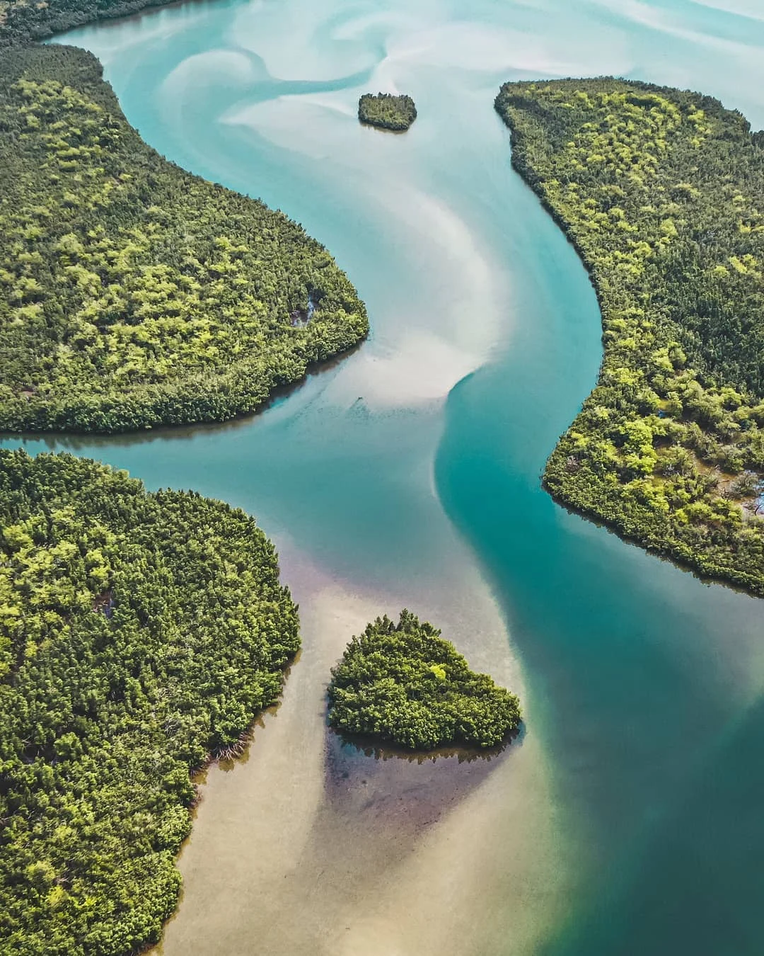 Lagoa do lago Piso com margem arborizada na Libéria.