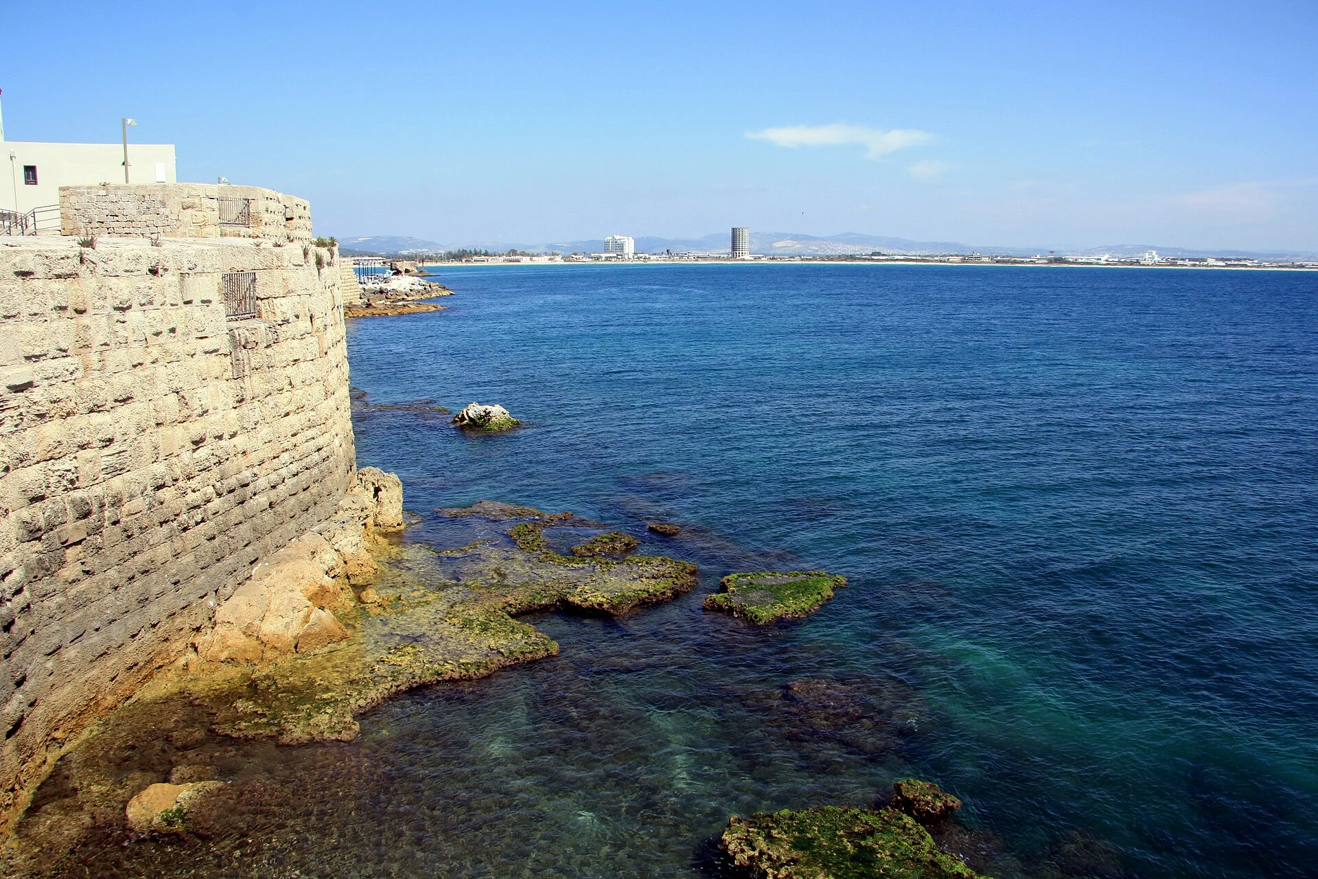 Mura marittime di Acri affacciate sul Mediterraneo.