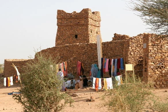 Vicolo in pietra dell’antico ksar di Ouadane ai margini del deserto.