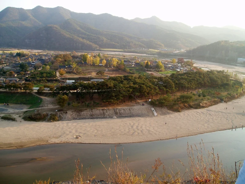 Casas tradicionais de Hahoe na paisagem do rio Nakdong.