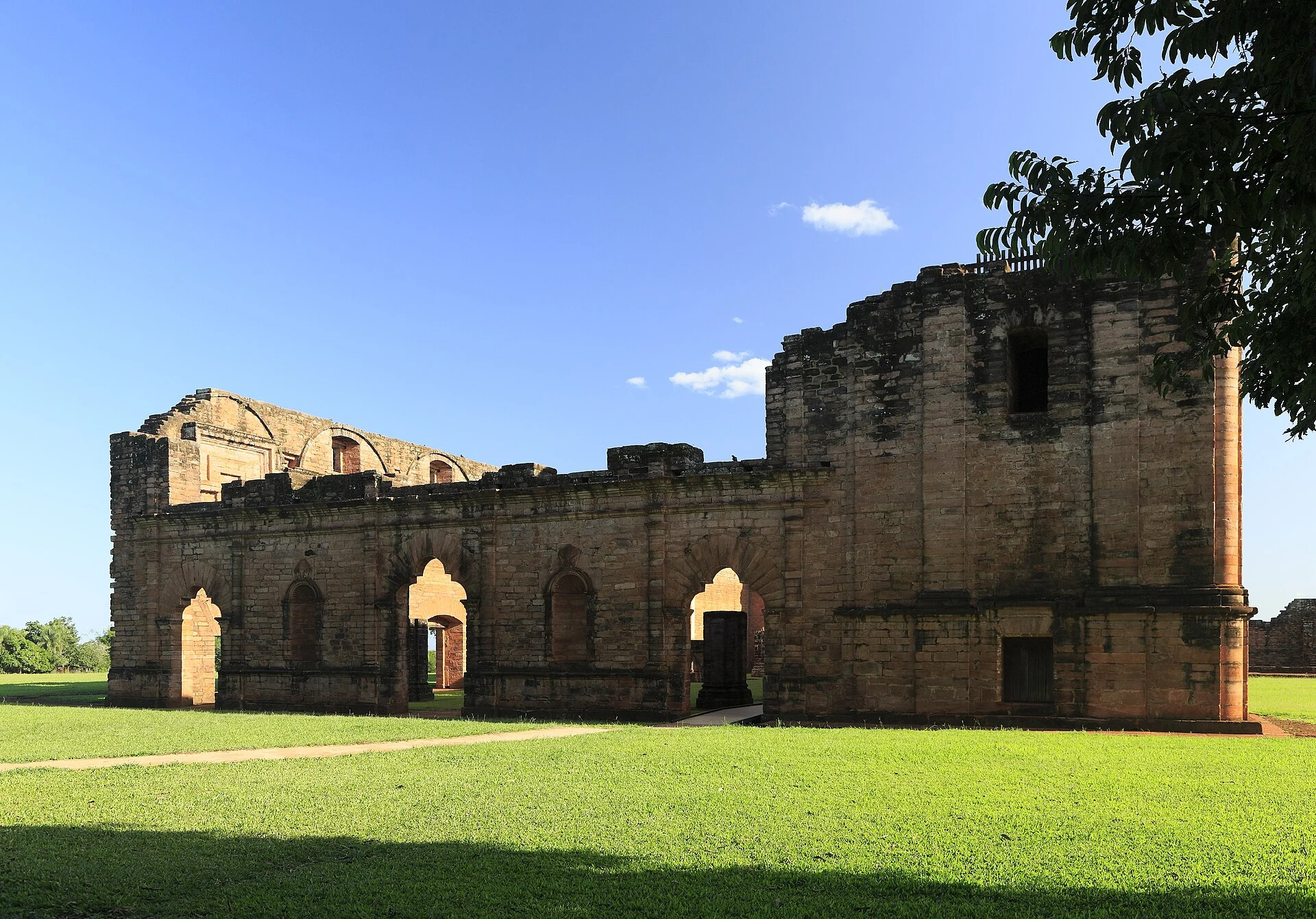 Bögen und Mauern der unvollendeten Kirche von Jesús de Tavarangue.