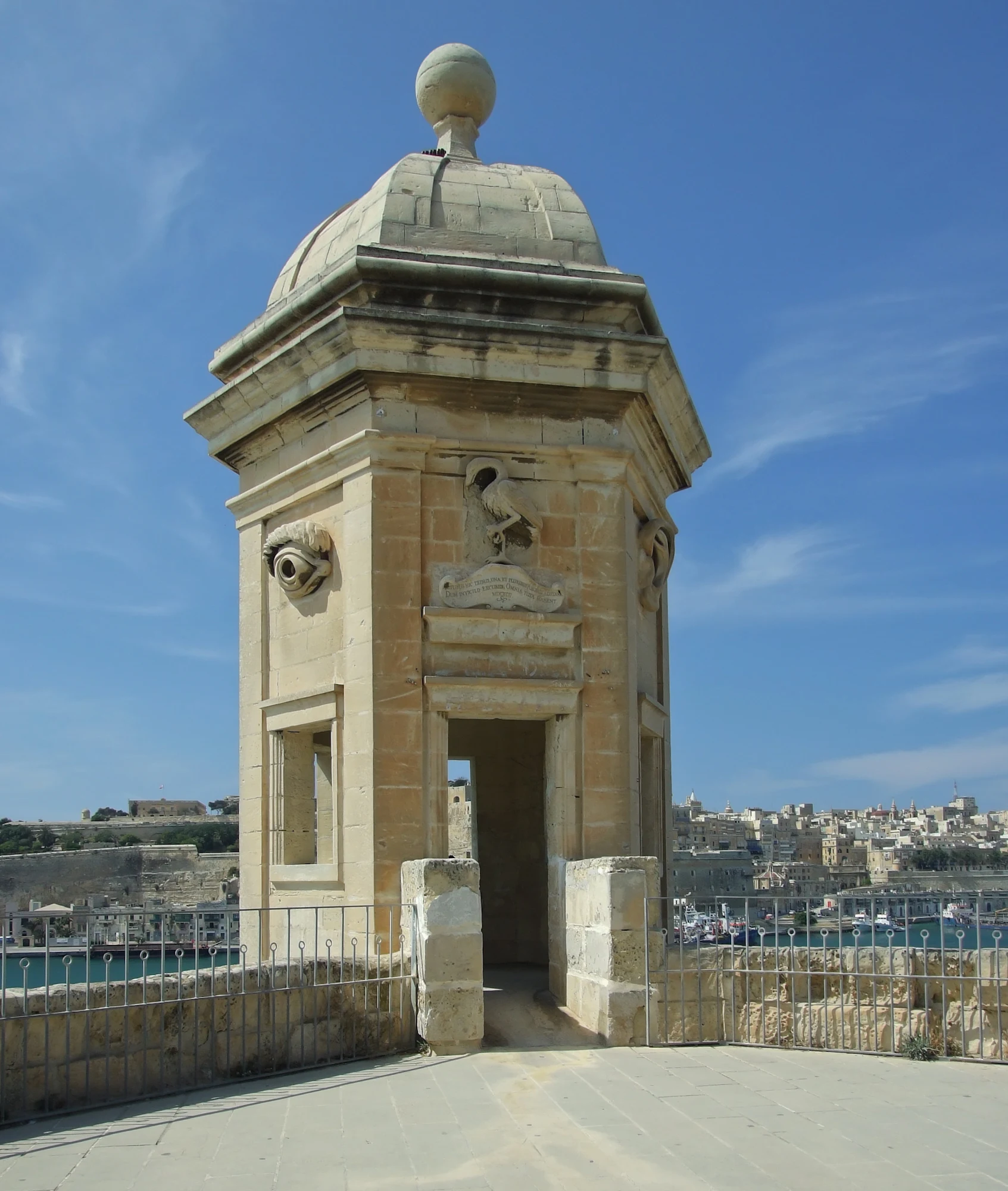 Blick auf den Grand Harbour von den Gardjola-Gärten in Senglea.